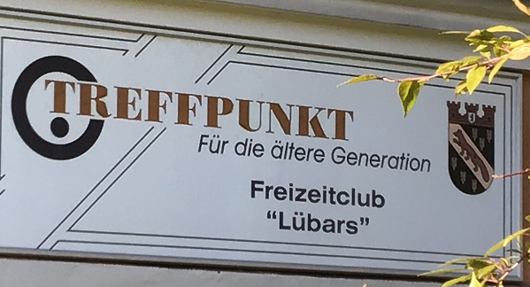 Schild „Treffpunkt für die ältere Generation – Freizeitclub Lübars“